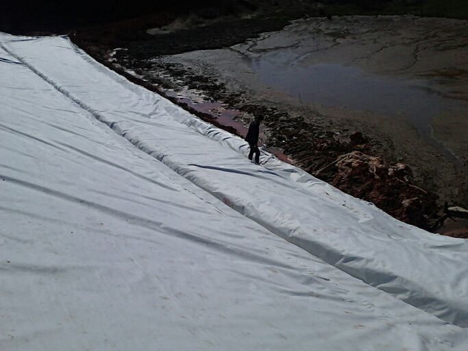 壩坡防浪護坡土工膜施工過程 土工膜價格貴嗎？