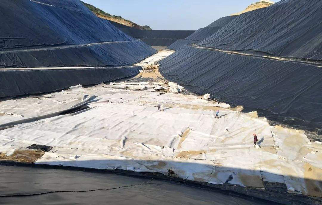 復合土工膜的平鋪和斜鋪有什么不同？